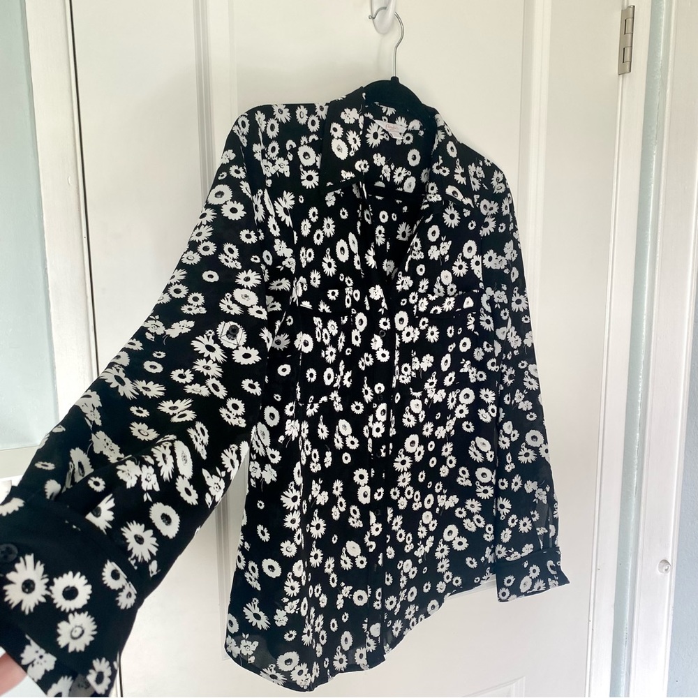 Black and White Floral Women’s Button Down Blouse Size Large Excellent Condition